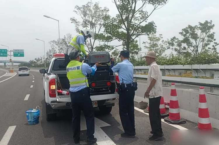 四川高速交警回应老头乐逆行引发车祸，安全指南以避免类似事故再次发生