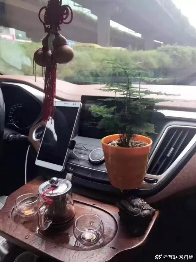 副总裁车上吃火锅引发网友热议，全网热议不断！