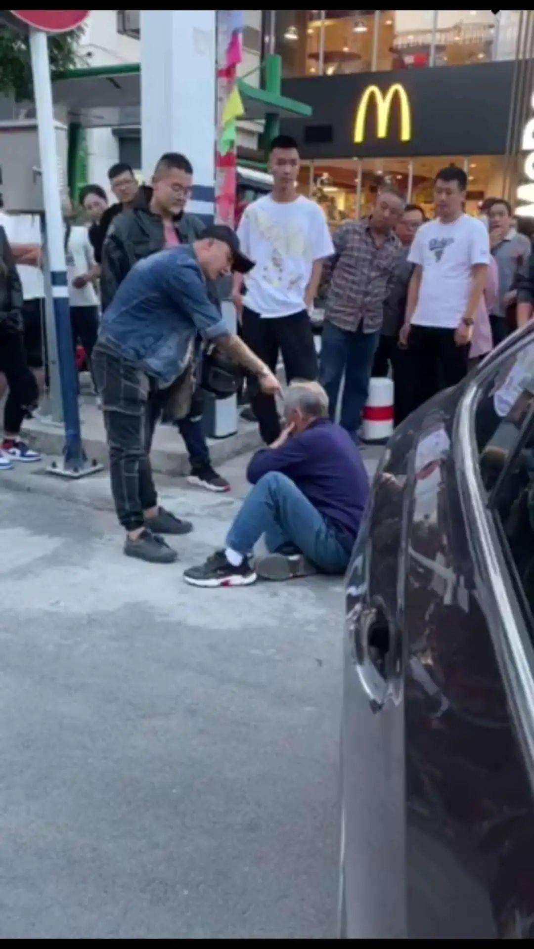 警方通报，街头代驾遭遇暴力事件，背后的友情与真情引人深思