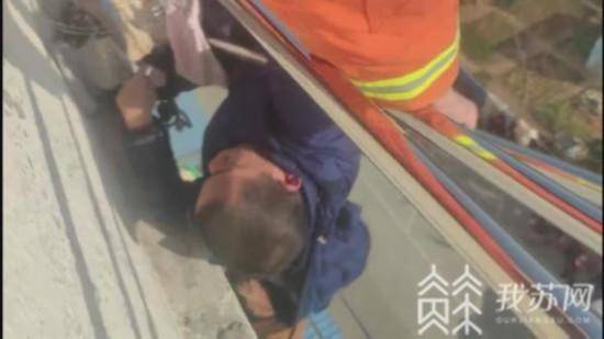 拖鞋大哥英勇爬窗救人，幼童悬挂窗外紧急时刻