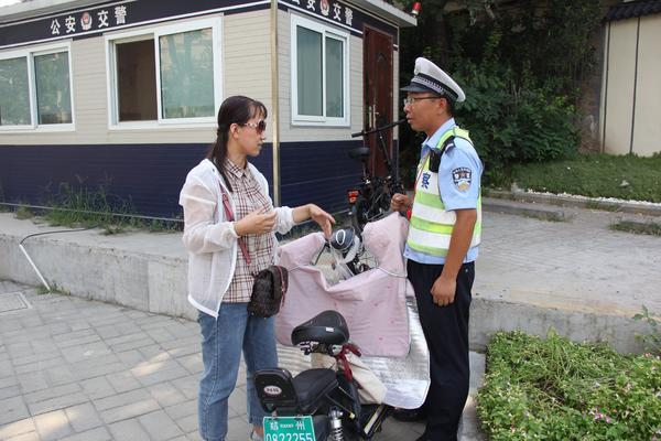 雨中的温情，男孩浑身泥泞，妈妈用塑料袋包裹带走，背后故事感人至深