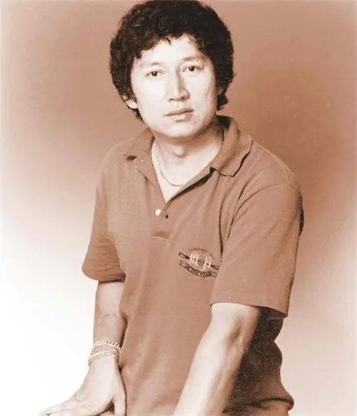 老太频繁偷咖啡背后的励志人生故事，一杯咖啡改变人生轨迹