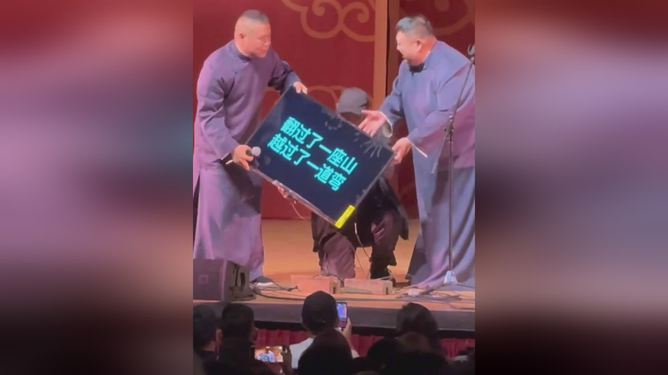 岳云鹏国外演出提词器故障背后的跨国奇遇与温暖故事