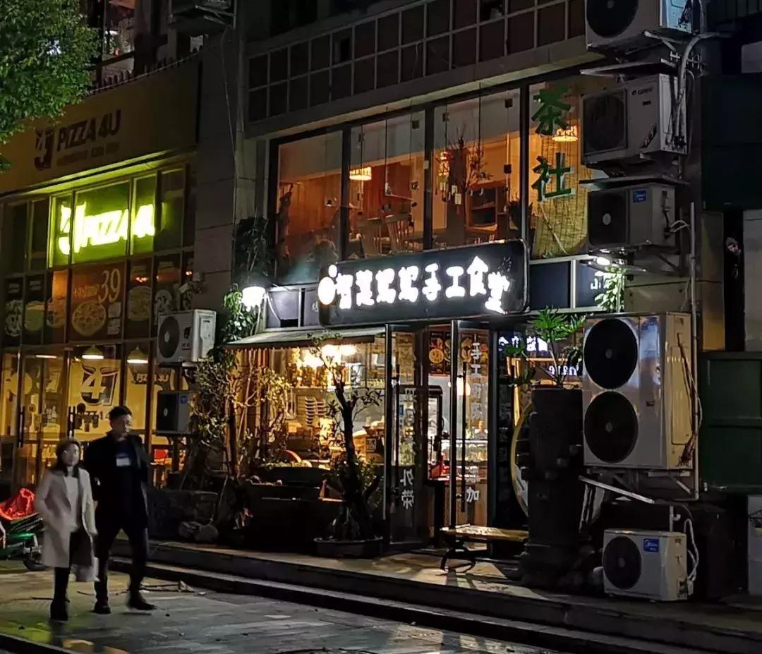 国考招生规模刷新纪录，小巷深处的独特小店引人瞩目