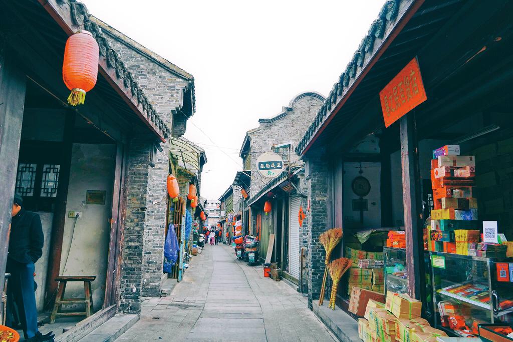 两新发展势头强劲，繁荣序曲奏响前三季度标题，两新产业蓬勃发展，序曲奏响繁荣号角（或序曲开启两新发展繁荣篇章）