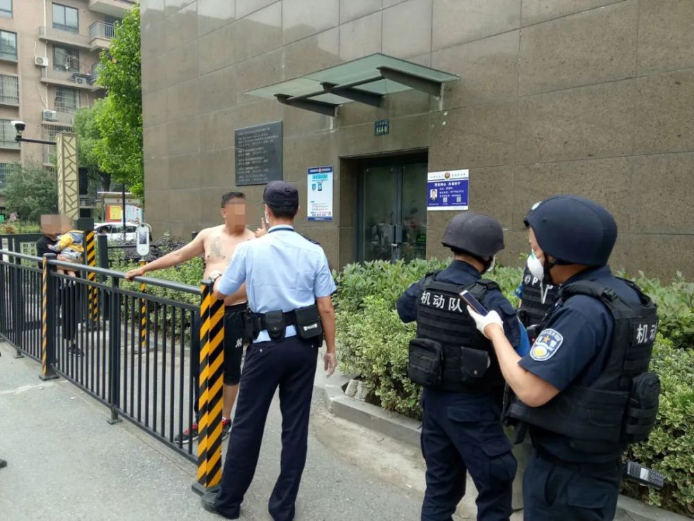男子进小区被拦后辱骂保安，事件处理步骤指南及反思