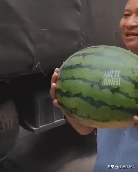 副总裁车上吃火锅引发争议，跨界营销还是作秀？热议背后揭示真相。