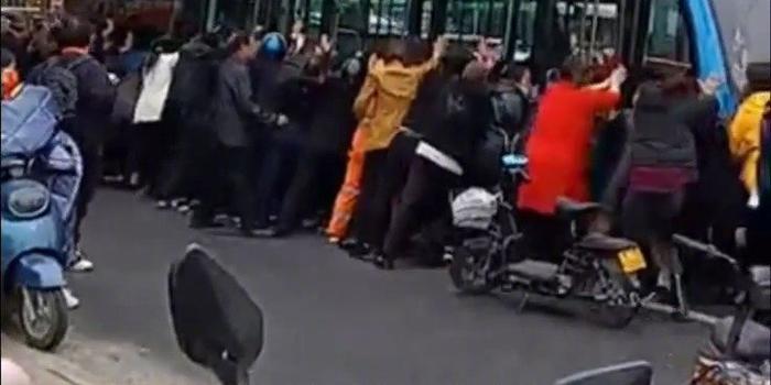 轿车自燃爷孙被困，众人英勇合力救援