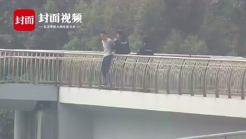 英勇民警合力救下跳桥男子展现人间大爱