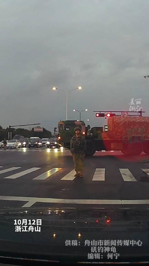 军车队让行