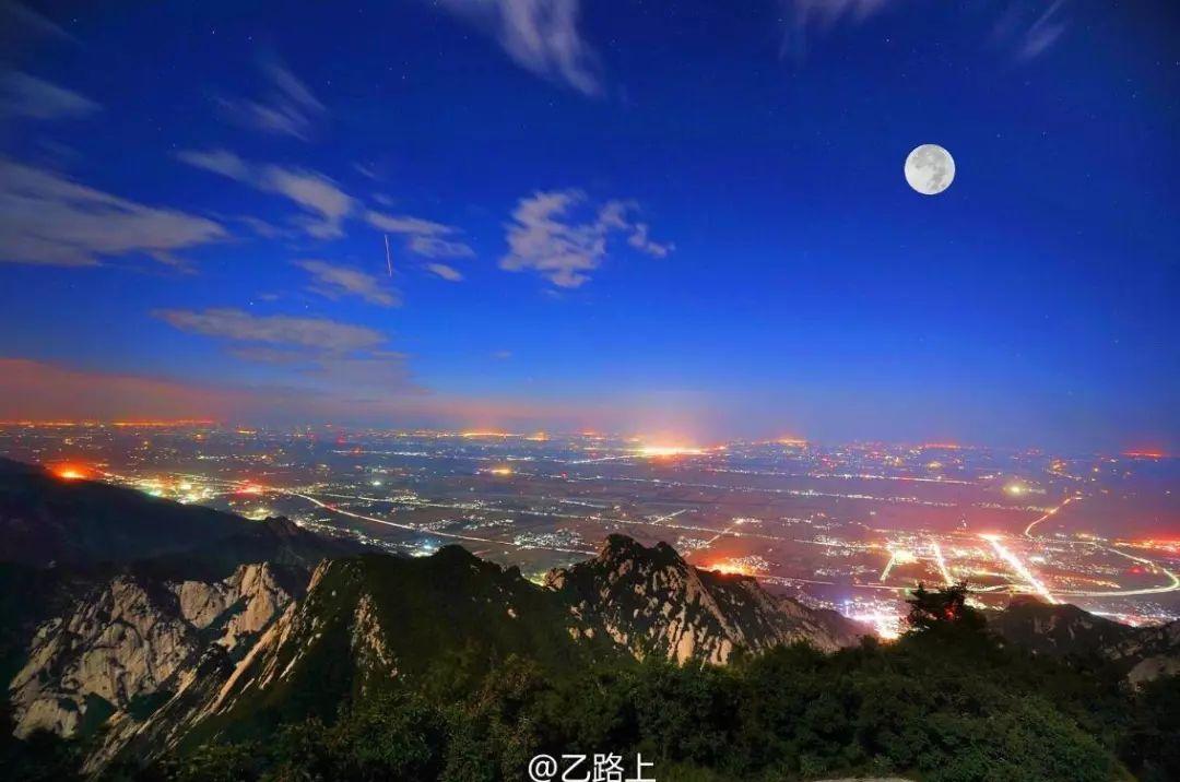 华山西峰索道停运致游客被困，自然美景呼唤，请游客勿慌！