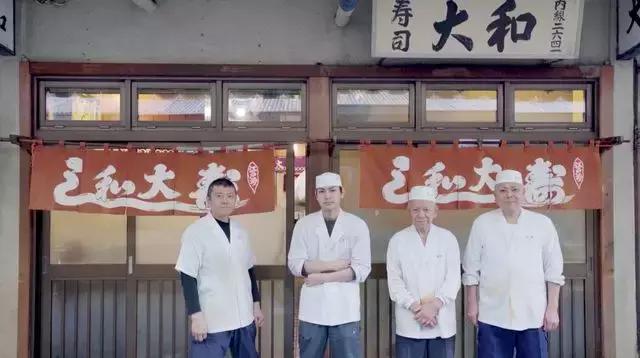 轿车自燃爷孙被困事件，见证真情的小巷秘密小店故事