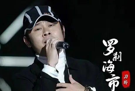 刀郎演唱会场外粉丝热情高涨，树上合唱见证传奇之夜