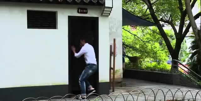 男子公厕遭遇驱赶，寻求内心平静的旅途波折