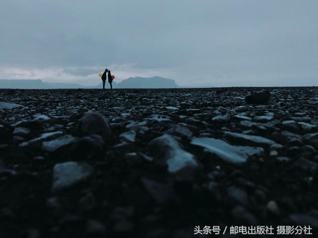 视角转变与时代进步，从仰视世界到平视世界的演变