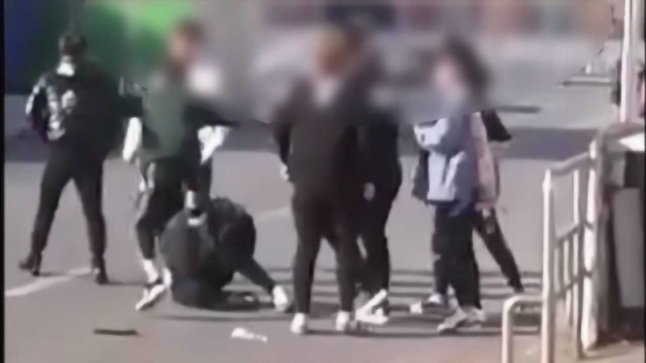 男子遭多人持刀围殴事件，应对与求助步骤指南
