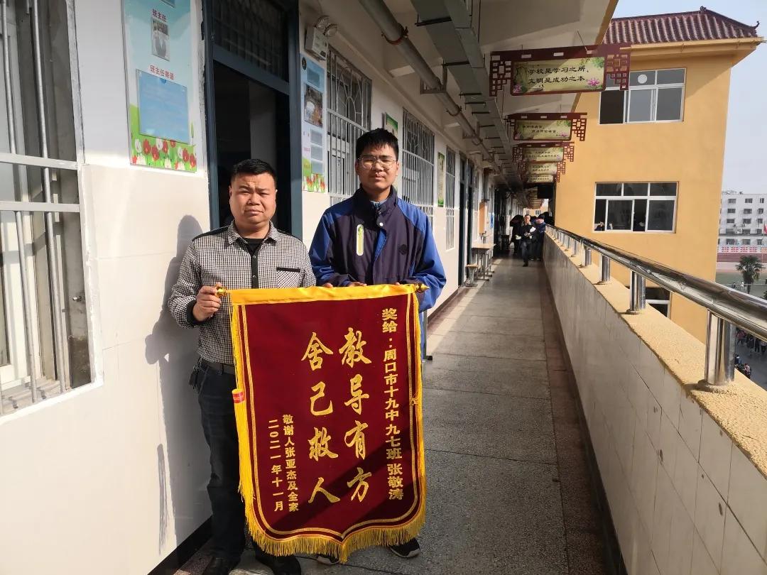 救援英雄行动指南，向落水女子伸出援手的危急时刻