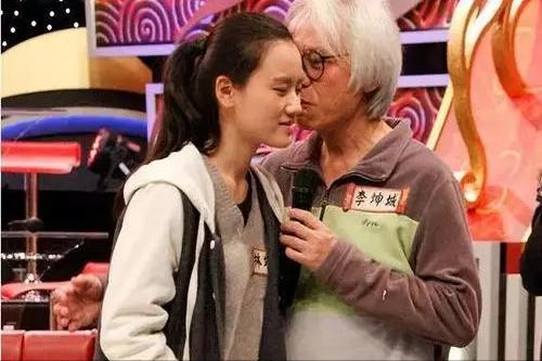 车辆坠河致六人失联，情侣命运牵动人心，生死未卜之际心系彼此命运
