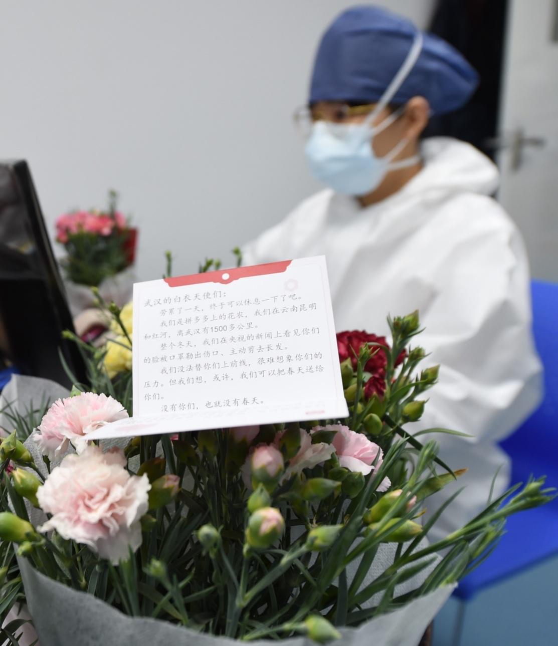 券商致新股民信，投资非短跑，体验科技产品之旅的稳健之路。