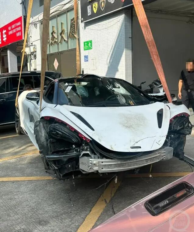 男子租迈凯伦带女孩拍照出事背后的故事，探寻小巷中的独特小店疑云