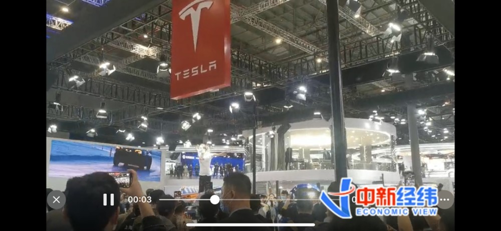 特斯拉发布会现场突发疾病事件，多元视角分析下的意外事件探讨