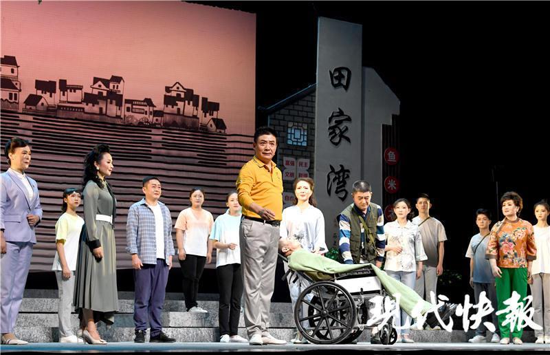 网友举报过期大米流向乡村学校，食品安全监管与公众监督的力量展现