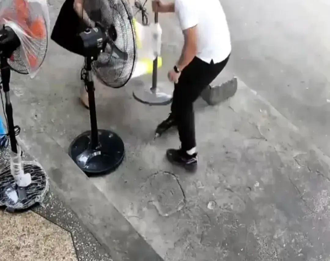 城管摔烂店家风扇事件