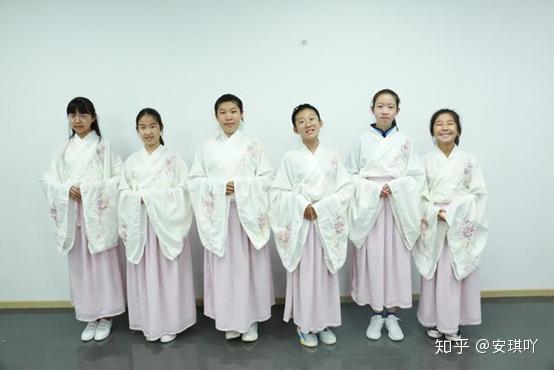 特教老师为盲人女孩送上跨越友情的温馨嫁衣礼物