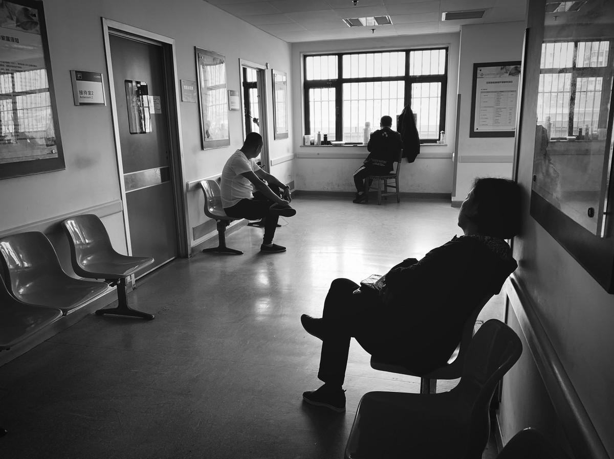 男子母亲手术时遭医生索要红包引发社会热议！