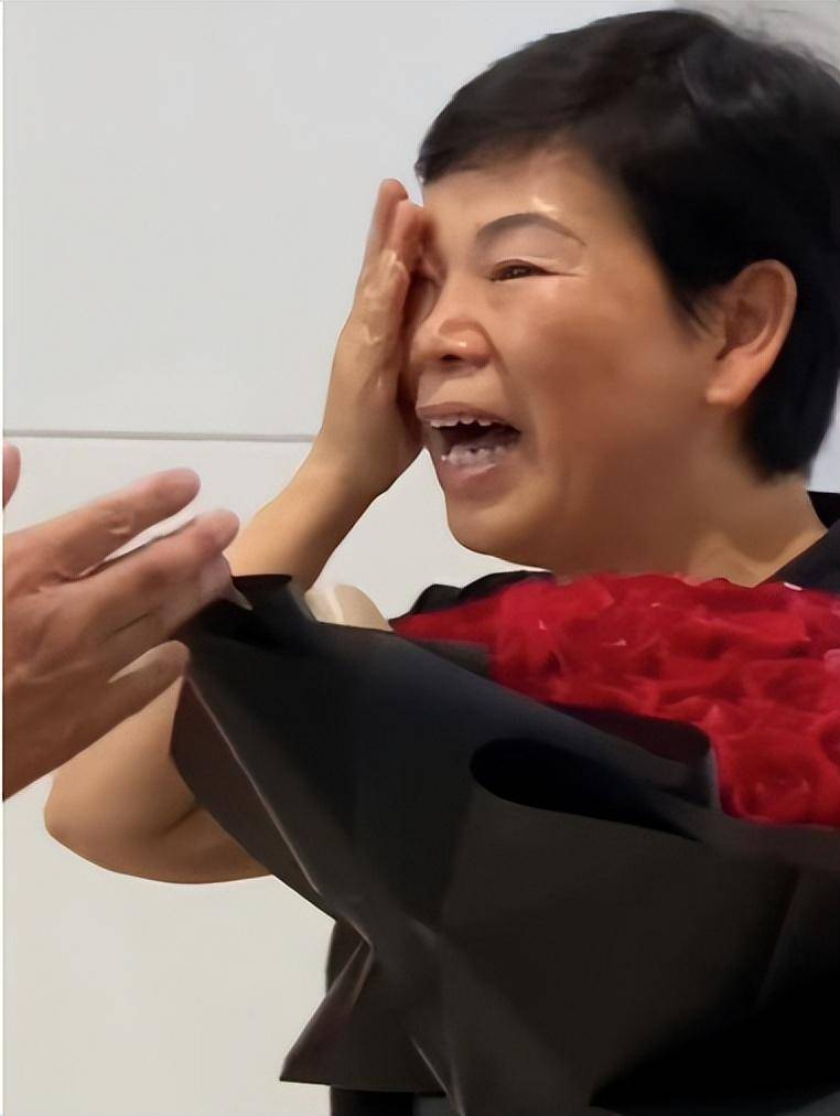 倪夏莲告别家乡泪洒告别仪式现场