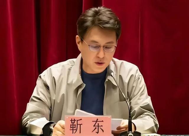 靳东最新图片，展现力量变化，自信与成就感的源泉