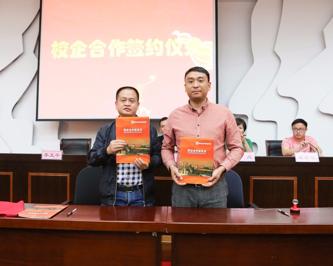新澳新澳门正版资料,逻辑性强的落实方案_桌面型55.966