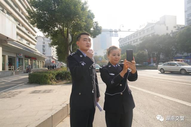 轿车压黄线左转撞上摩托车，事故解析与交通安全警示警醒人心