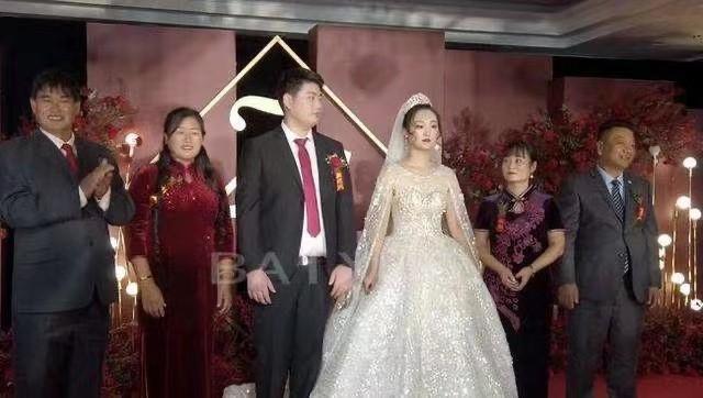 富豪男友神秘礼物揭秘，黄金科技新品一见面赠送，女子亲身体验见证高科技魅力