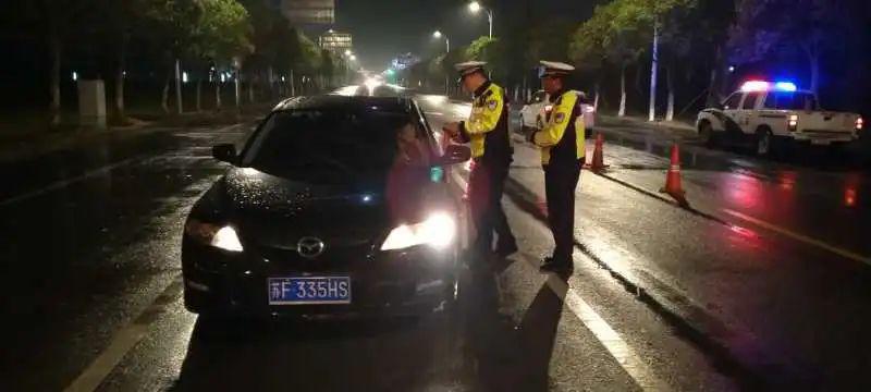 新手女司机夜间高速逆行的挑战与成长之路，自信与励志的旅程