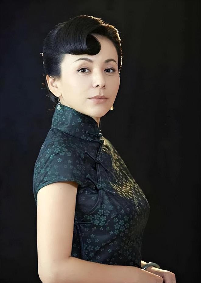雪姨王琳亮相上海时装周，年龄与时尚的完美融合风采展示