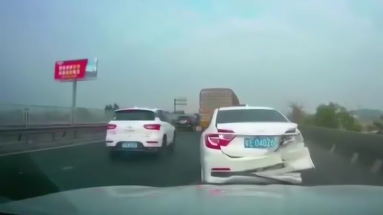 小车超车道违停引发四车追尾，惊险派对变事故纪实