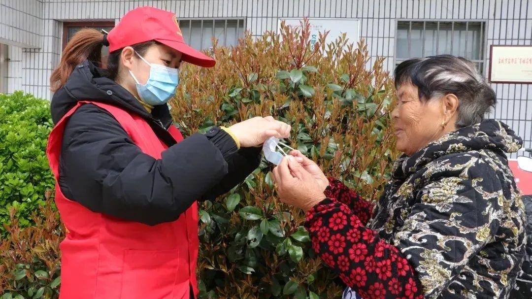 网红机场口罩风波，冲动行为引发争议与独特邂逅