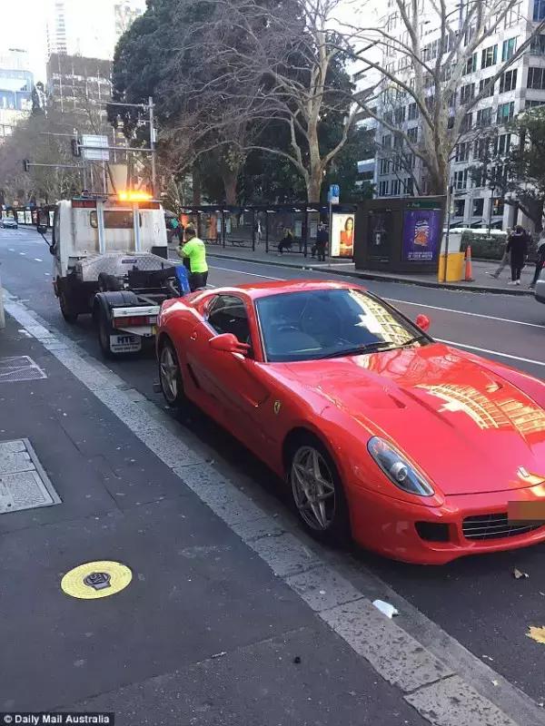 小车违停引发追尾事故背后的励志故事，自信与成长的力量在超车道上绽放