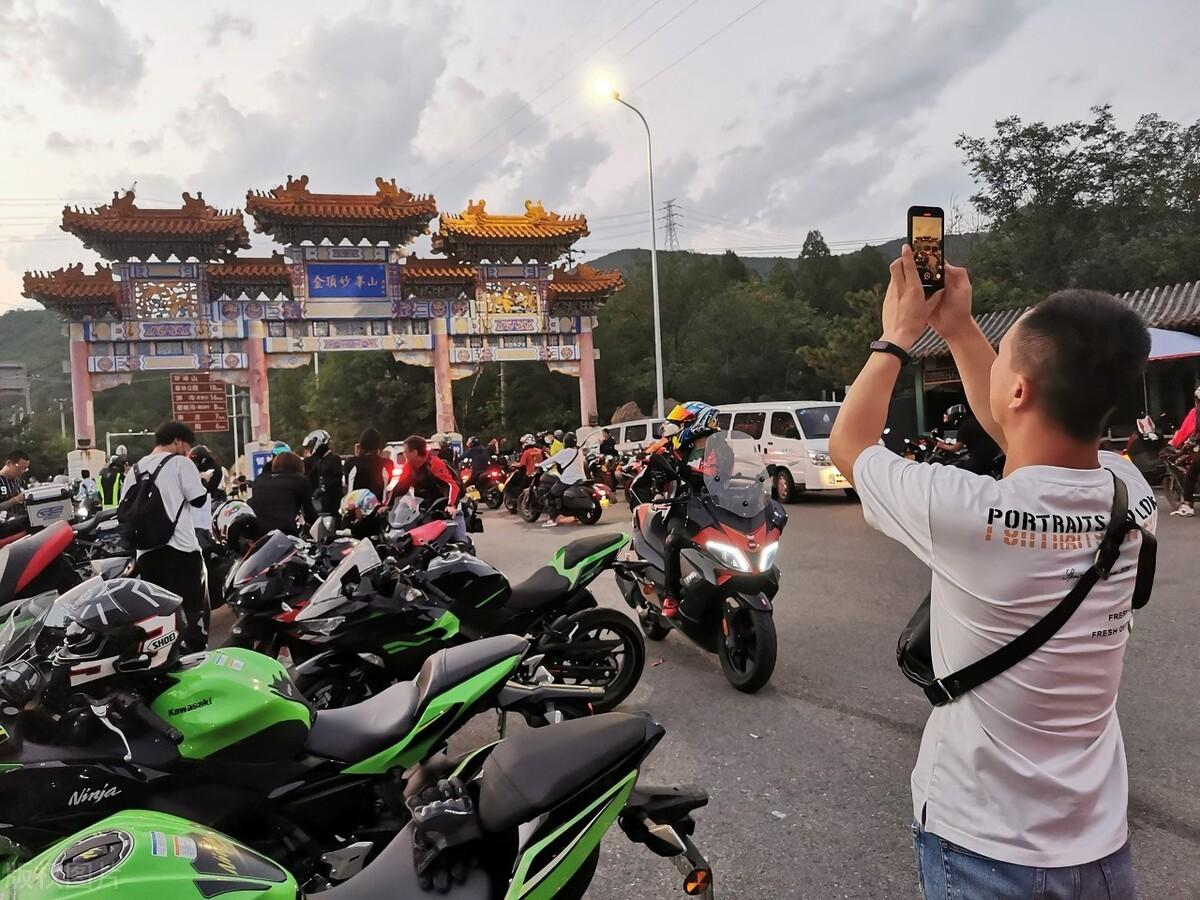 轿车压黄线左转与摩托车相撞，事故背后的成长与自信考验