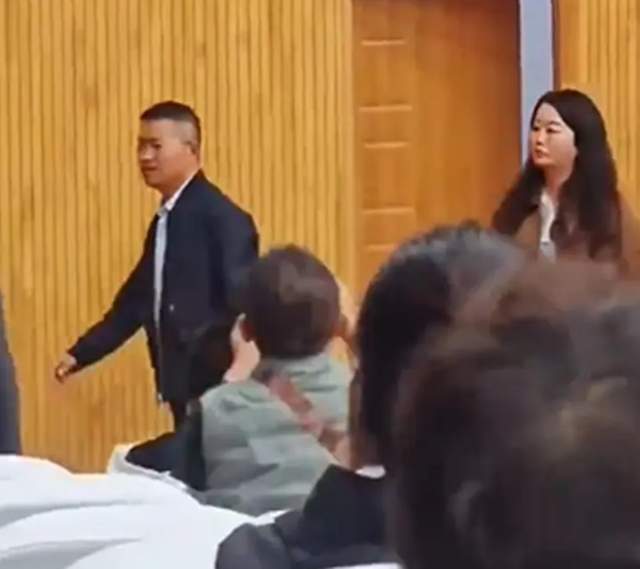 臭肉学校董事长插兜离席事件