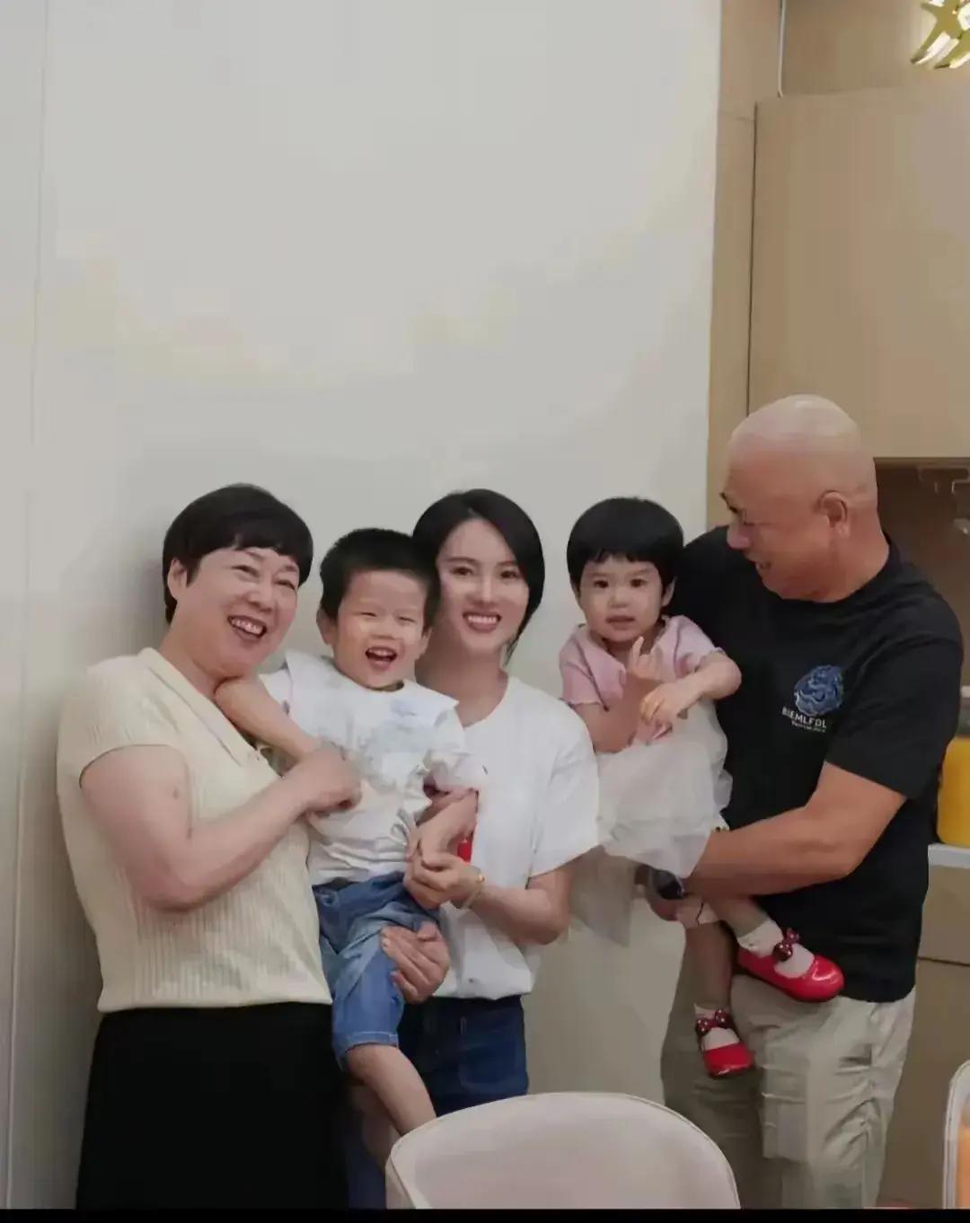 张雨霏闪耀泳池摘得女子50米自由泳银牌，小巷美食秘密揭晓！