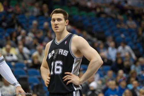 前NBA球星阿隆·贝恩斯宣布退役，篮球生涯的告别与致敬时刻