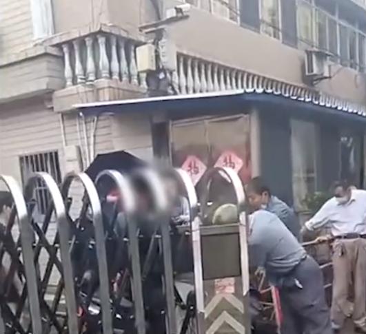 网红机场口罩风波，冲动行为引发争议与独特邂逅
