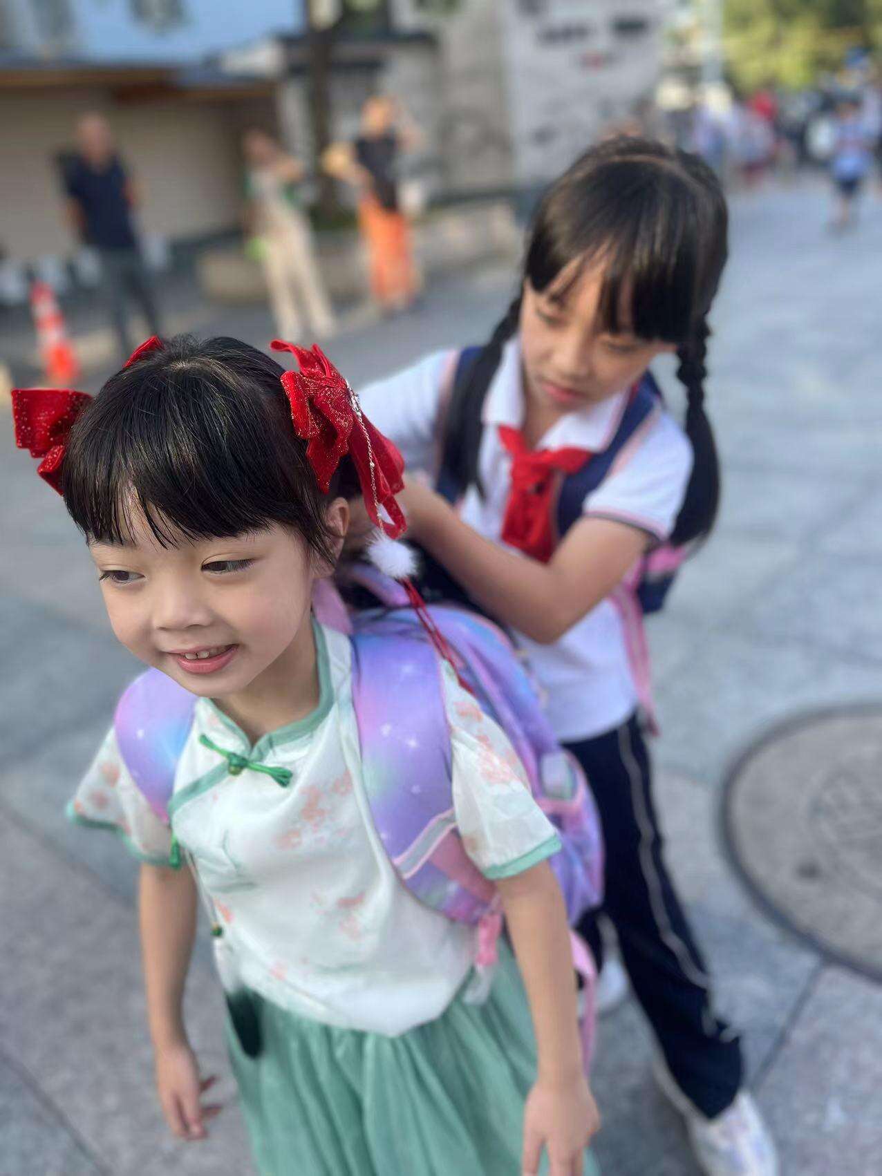 小朋友带蛙上学，萌娃与青蛙的校园冒险之旅