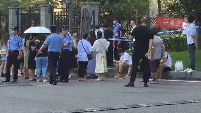 重庆姐弟坠楼案孩子生母卖科技甜品，引领未来生活新风尚