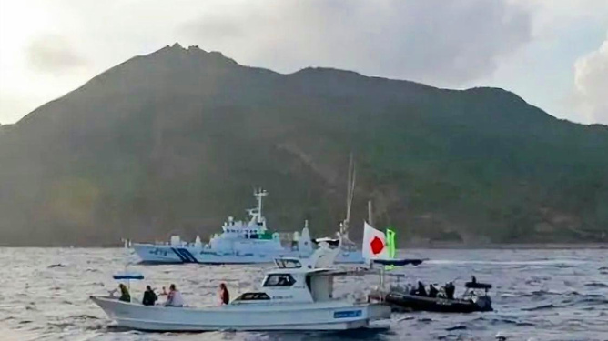 中国海警捍卫领土主权，坚决驱离日方非法进入钓鱼岛船只