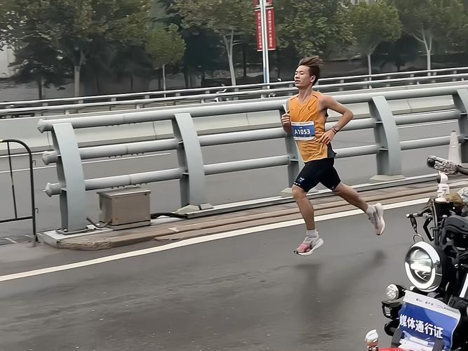 马拉松冲线遭阻拦
