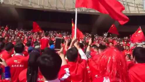 国足球迷骄傲时刻，赛前高歌与小巷深处的独特小店之声