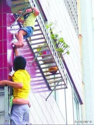 幼童悬挂窗外遇险